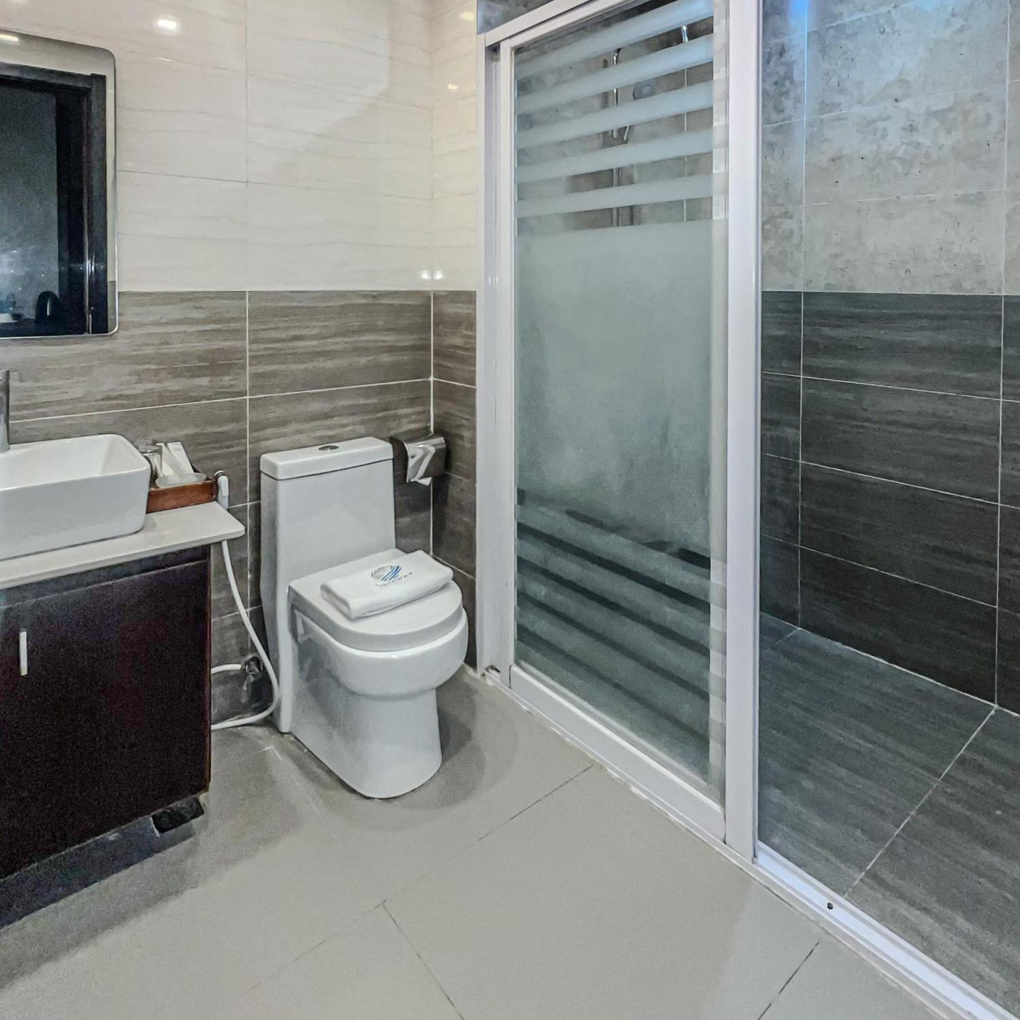 Pavia Iloilo Gateway Hotel And Suites מראה חיצוני תמונה