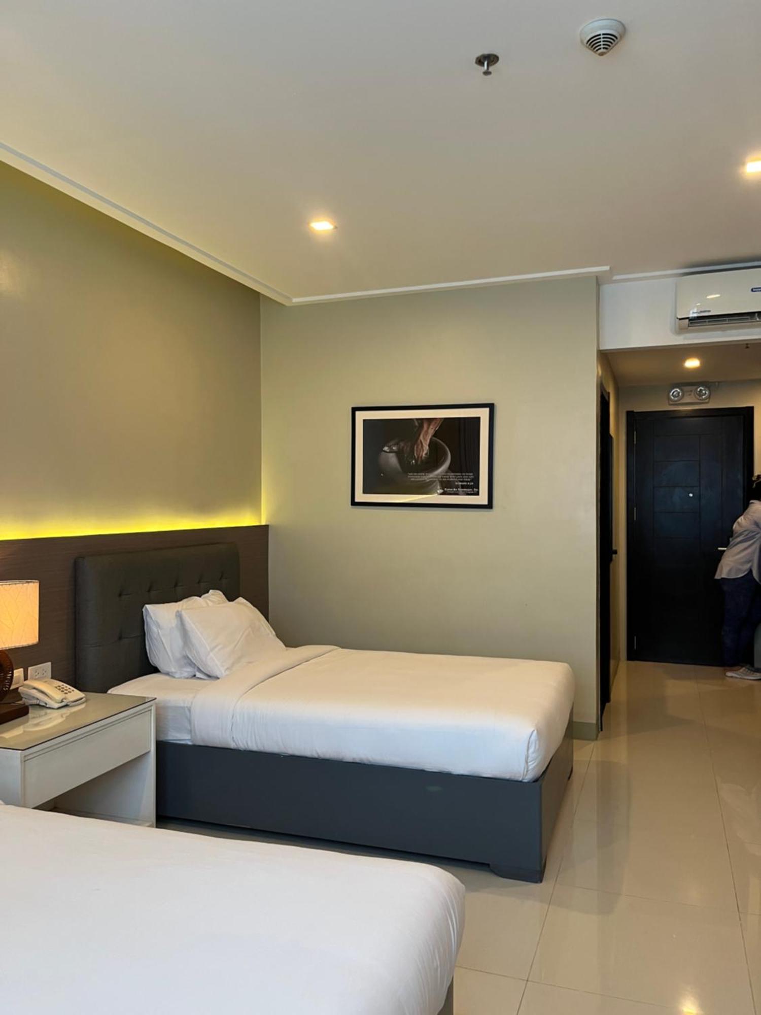 Pavia Iloilo Gateway Hotel And Suites מראה חיצוני תמונה